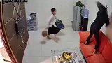 男子回家后，发现老婆孩子正在家里热舞蹦迪
