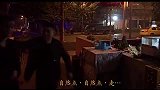 小厨半夜出门吃串串香，偶遇妹子猜拳喝酒，山城妹子果真豪放