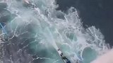 海上航行遇到海盗划龙舟，马六甲也这么猖狂的吗