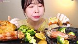 韩国圆脸妹吃酱猪蹄、辣拌面和泡菜