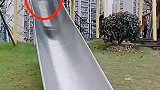 滑梯里惊险的一幕，很有责任心的小朋友