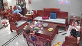 监控拍下亲妈带娃,孩子摔伤不用慌,先拍视频发朋友圈