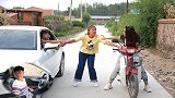 小伙开豪车拉活，遇到美女骑电动车抢活，套路太深结局太逗了