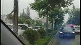 奥迪女司机逆行还非常嚣张，公然辱骂殴打他人，被拍下丑恶嘴脸