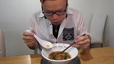 日本小哥吃烧肉拉面，连吃两大碗，胃口真旺
