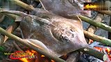 荒野美食，小男孩在河里捡到一些牛肝烤着吃，这吃相也太难看了