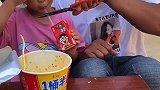 哥哥真坏，阻止我吃午饭