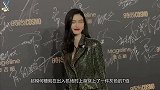 何穗不愧是超模,穿短袖T恤搭配牛仔裤大秀身材,蚂蚁腰真吸睛