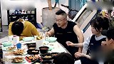 杨迪为了缓解刘维的尴尬，好拼，去闻刘维的脚，确定不臭了
