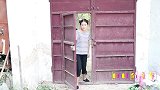 兄妹俩和小伙伴玩“拔河”，没想兄妹俩却输给2个女生！太有趣了