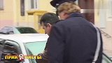 警察后面莫名冒出火星，路人举动太有意思了