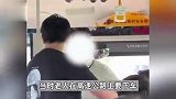 老人高速上欲强行下车遭拒后辱骂司机，乘客劝阻竟自称警察还动手