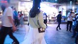 北京街拍，穿黄色露肩装的妹子，真的是妩媚漂亮又性感