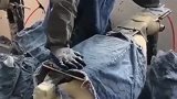 原来牛仔裤是这样制作的，眼前这一幕，真是长见识了