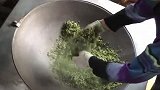 用双手炒茶，超高的温度，带着一双手套