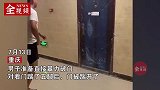 男子门外穿拖鞋踹门，踹开后拖鞋竟被“没收”，滑稽一幕笑哭众人