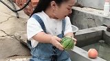 这个视频火了，妹子被告诉别人给她买了个大西瓜，没想到会这样！