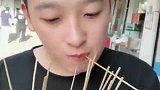 10块钱15串的虾，小伙子却说吃的奢侈，真是服了