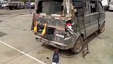 战损版面包车！