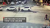 持菜刀乱舞！男子当街发狂，手持菜刀试图砍人、砍车