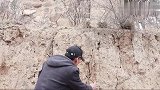 农村小伙捉蜈蚣，没想到搬开石头的瞬间，就被吓傻了