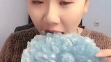 吃冰小姐姐，自制一个莲花碎碎冰，吃起来太硬了