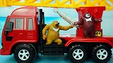 熊出没会讲故事的消防车：熊大和熊二给佩奇的家灭火