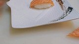 香芒三文鱼寿司沙拉酱+芒果酱红色的鱼子黑色的鲟鱼子