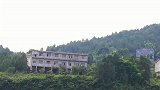 航拍贵州大山里，居住在悬崖上的大户人家