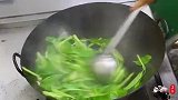 炒空心菜，不要下锅直接炒，很多人都做错，难怪颜色发黄又出水