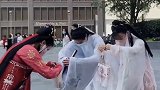 复兴传统文化，路人小姐姐穿汉服遇到同袍之后作揖行礼，兴礼仪之