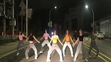 8女子为拍视频在机动车道热舞 1分钟内3辆车被逼逆行