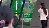异地恋男友看望女友女友紧张兴奋，地铁口等待两人拥抱
