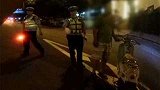 山东青岛：抛车弃子？无牌无证上路被查，父亲竟扔下儿子跑了