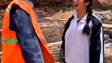女孩考上清华跑20公里到工地跪拜父亲
