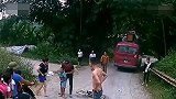 男孩骑自行车撞上行驶中的大巴车 与死神擦肩而过死里逃生
