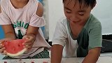 虽然姐姐拿了大西瓜，但是我赢得了罐头啊