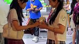 女孩们扎堆排队领取桃花运水饺，并许愿脱单名场面