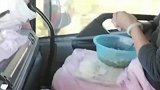 妻子陪丈夫跑大货车，为了能让丈夫吃上新鲜的饺子，自己在车上包了起来