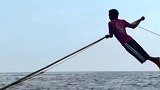 地球上最后的传统捕鲸人，凭借一把鱼叉，就敢和十几吨的抹香鲸斗