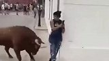 公牛追人滑倒转头撒气顶别人