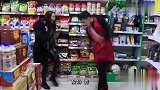 嘻哈美女逛超市，竟被老板套路买了180块的酸奶，太搞笑了