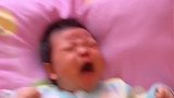 小宝宝原本还在哭，一听到手机里的笑声，宝宝的表情立马变了