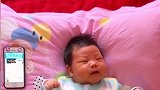 小宝宝原本还在哭，一听到手机里的笑声，宝宝的表情立马变了
