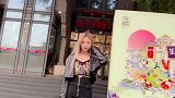 四川妹子大街上尬舞，这大长腿女人看了都羡慕
