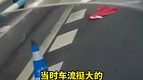 骑手返回捡起遗落地上国旗送给交警