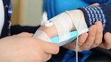 1岁男童医院输液 2小时后发现滴管中有絮状异物
