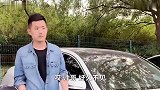 美女为抢车位出奇招，主动搭讪帅哥，帅哥懵了