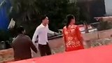 新郎婚礼现场当众亲友面暴打父亲 新娘拉都拉不住