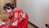 新郎突然撤掉凳子，差一点把新娘摔倒，还好伴娘这一脚来的及时！